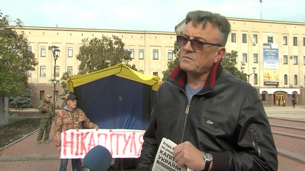 Агітаційний намет проти погодження „Формули Штайнмаєра”  встановили на площі Героїв Майдану у Кропивницькому