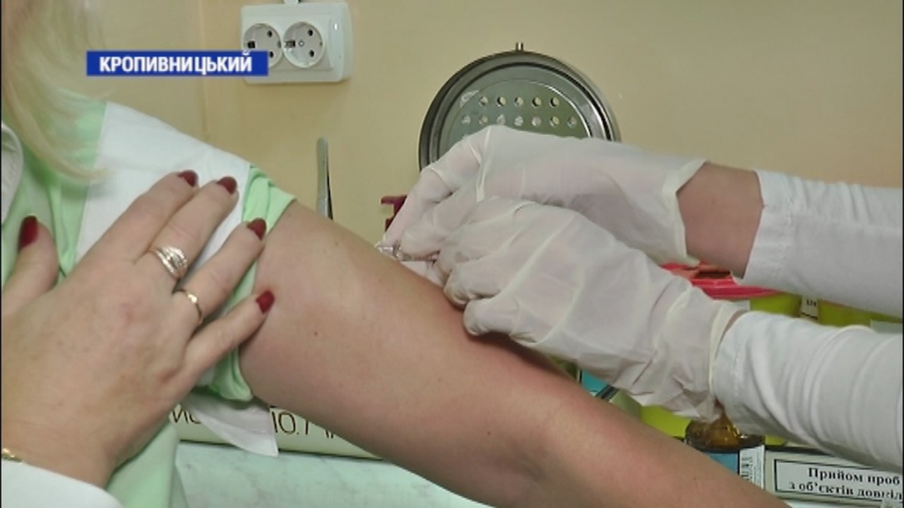 Півсотні працівників обласного лабораторного центру з Кропивницького зробили щеплення проти грипу