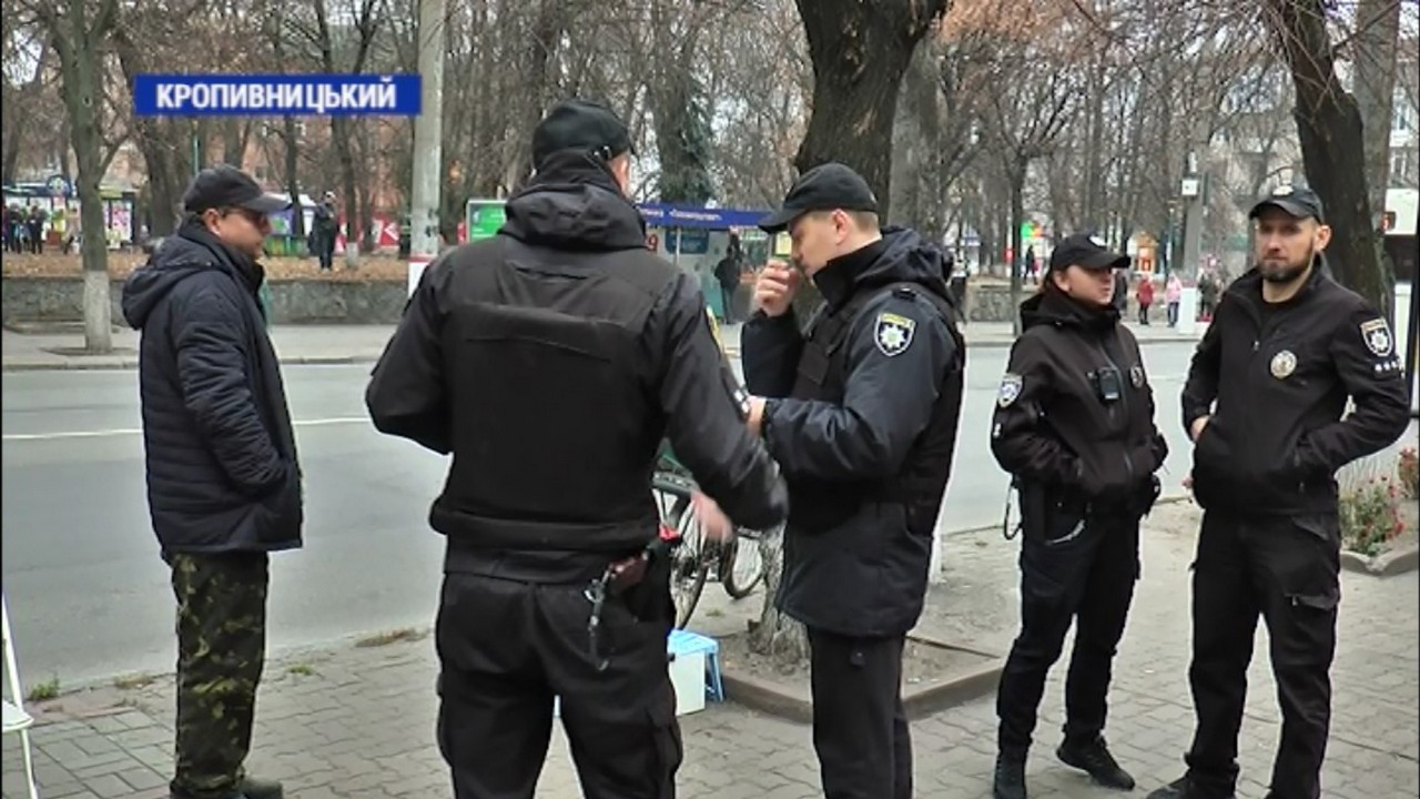 У центрі Кропивницького чоловік погрожував підірвати себе, перехожих і працівників спецінспекції