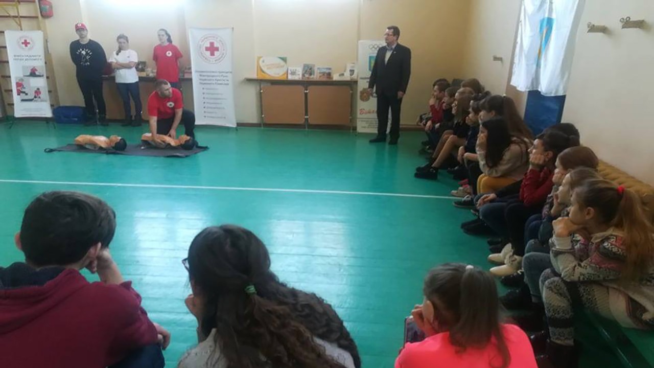 Робити масаж серця та штучне дихання  учнів Балашівської школи вчили інструктори товариства Червоного Хреста