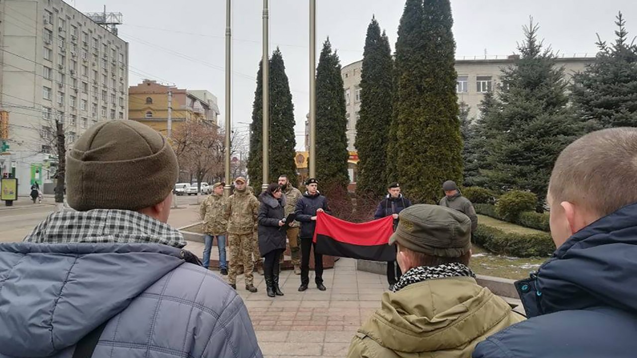 У Кропивницькому перед міськрадою підняли оновлений червоно-чорний прапор