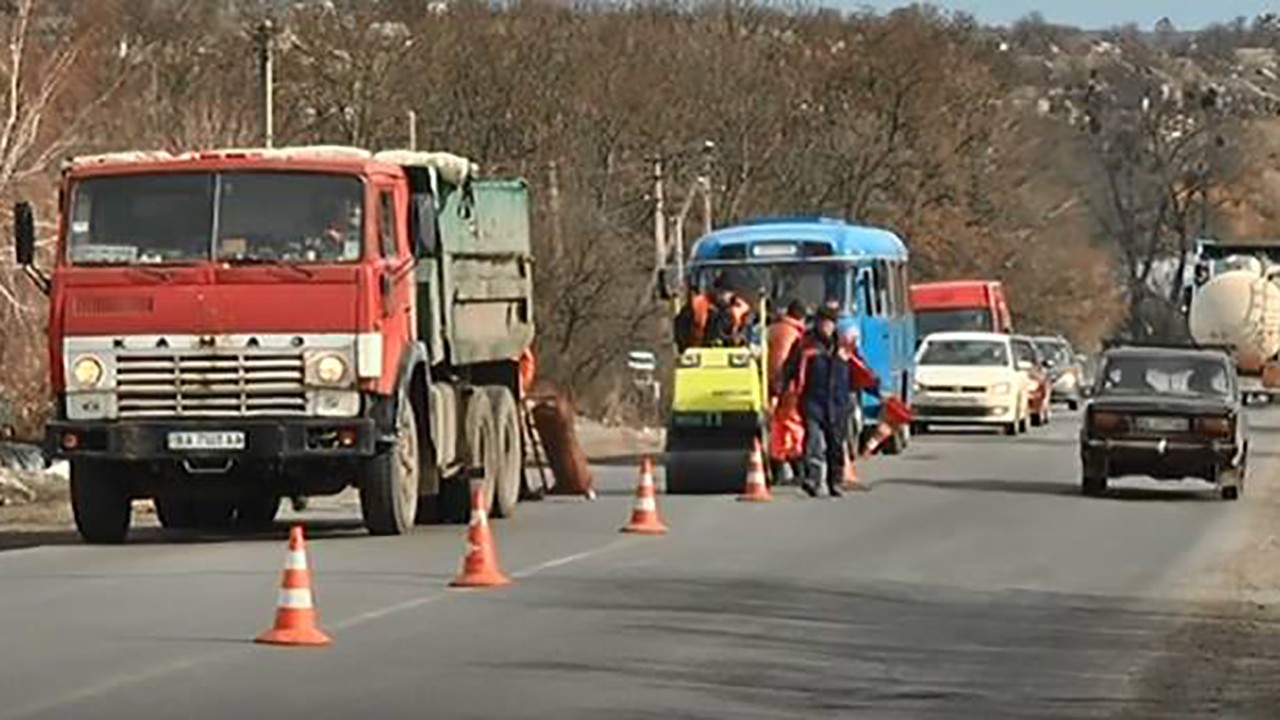Поблизу Суботців на трасі «Стрий-Тернопіль-Знамянка» працівники облавтодору показали журналістам, як латають ями