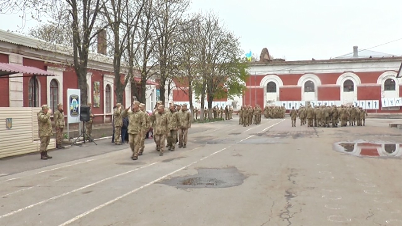 Учні двох кропивницьких шкіл побували на ранковому шикуванні бійців третього полку спецпризначення 