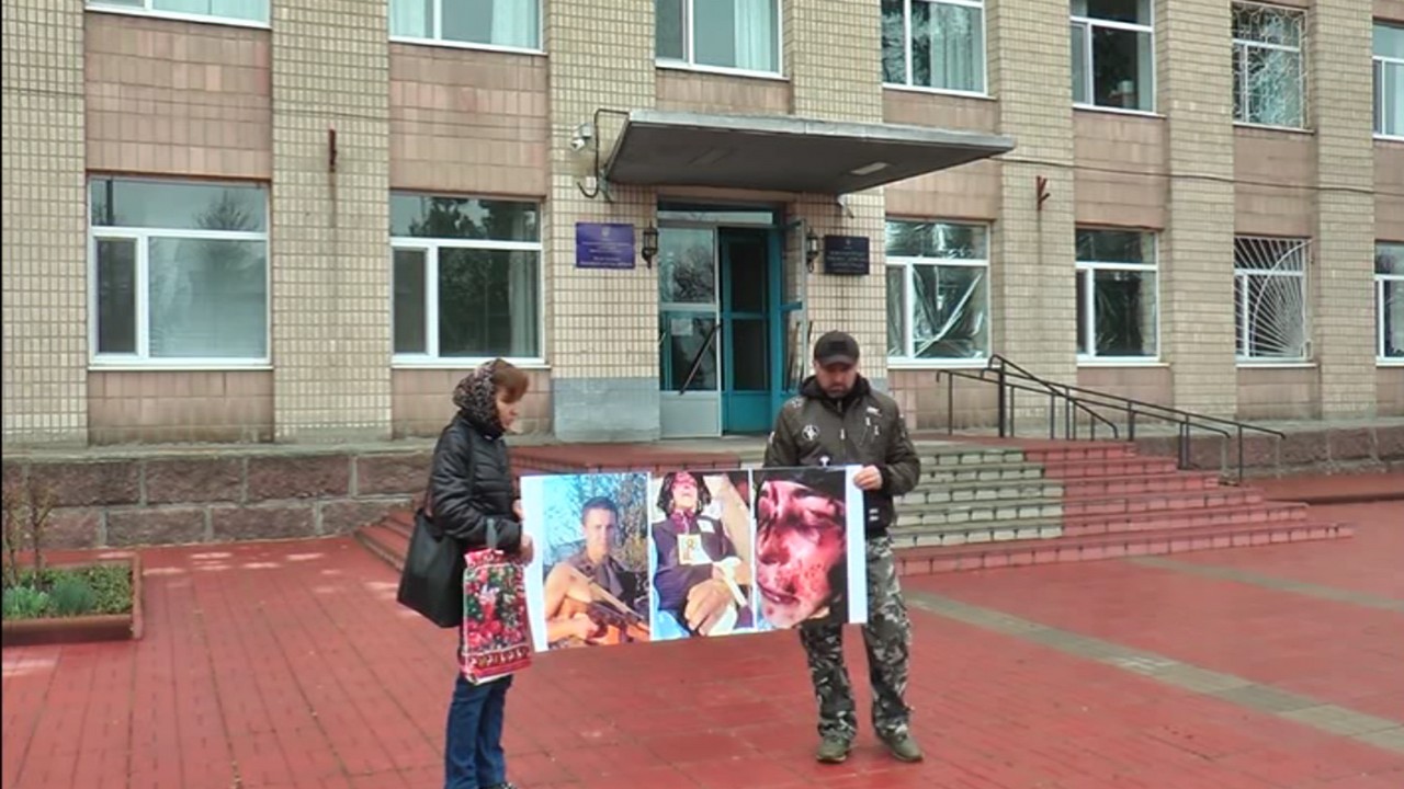 У  Новоукраїнці на акцію протесту вийшла родина вбитого на початку року жителя Помічної