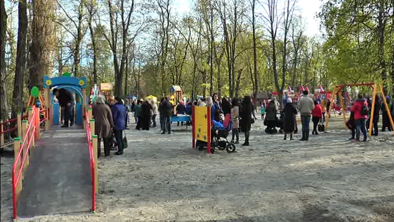 Перший інклюзивний ігровий майданчик встановили у Кропивницькому