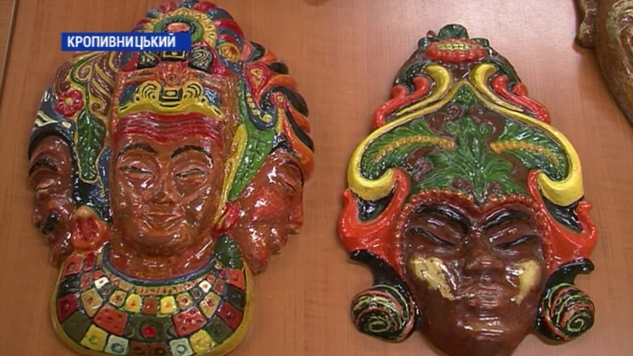Кропивничанин Сергій Сєдов виготовив колекцію африканських, індійських та монгольських масок