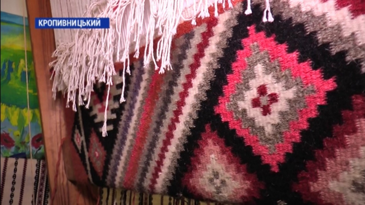 Кропивницька килимарка Валентина Добровольська збирає старовинні килимарські орнаменти 