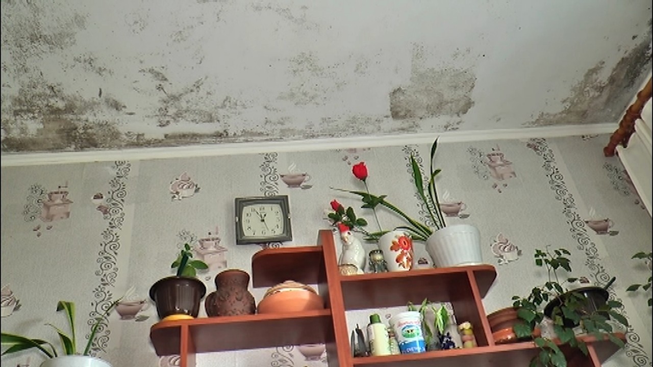 Через дірявий дах у дев’ятиповерхівці у Знам’янці затоплює квартири 
